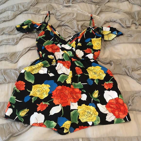 Black off the shoulder romper - Picture 1 of 2